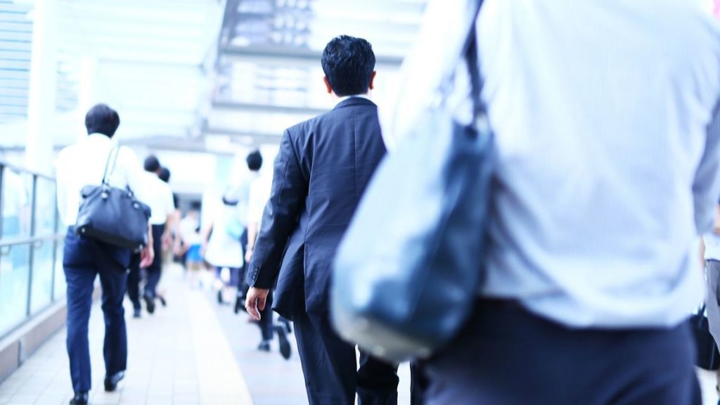 日本　雇用　流動性　低い